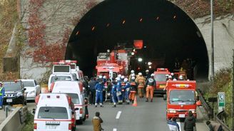 V Japonsku se zřítil tunel na frekventované dálnici, nejméně tři mrtví