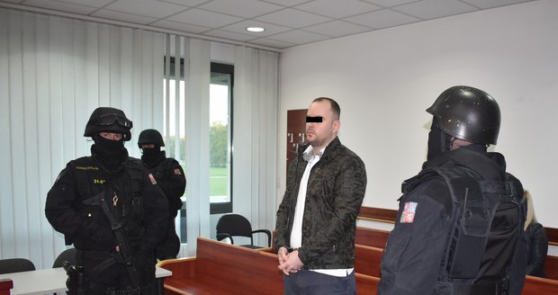 Dealera pervitinu Romana P. (34) přivedli spoutaného k soudu v Ostravě po zuby ozbrojení těžkooděnci.