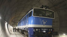 Vlak v Ejpovickém tunelu.