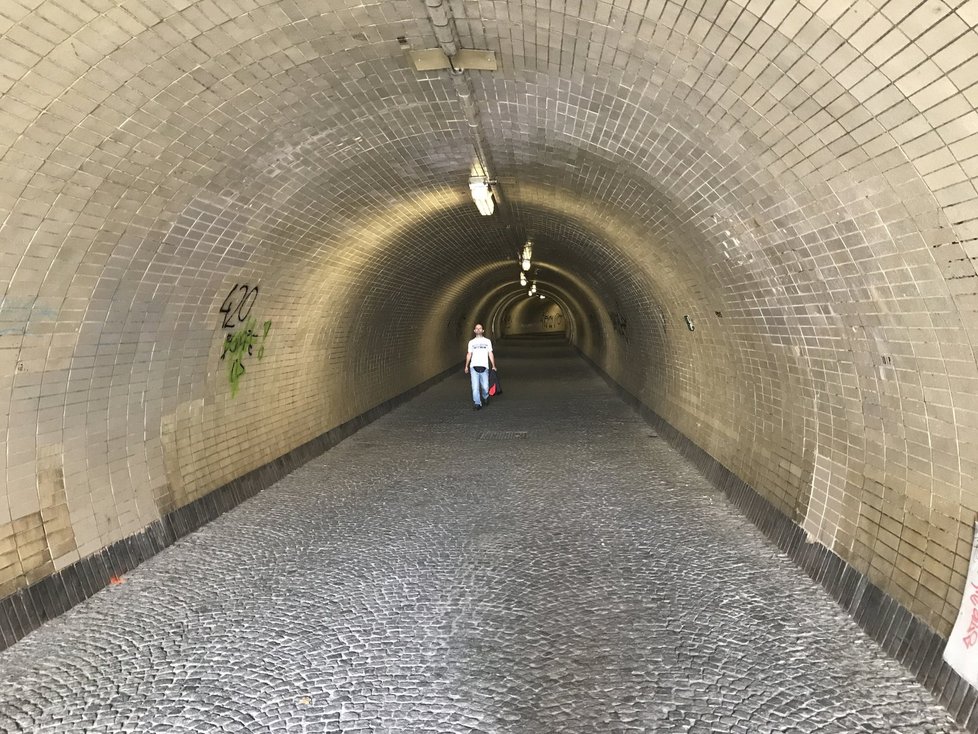 Tunel spojuje Žižkov s Karlínem, hlavně v noci se sem řada lidí bojí jít.