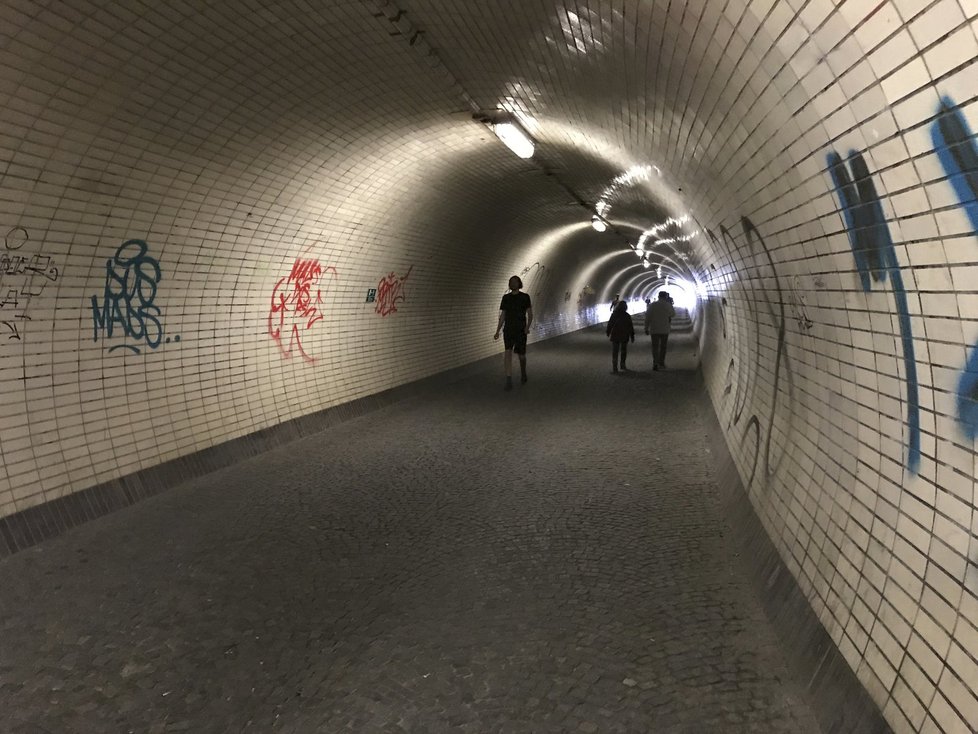 Tunel spojuje Žižkov s Karlínem, hlavně v noci se sem řada lidí bojí jít.