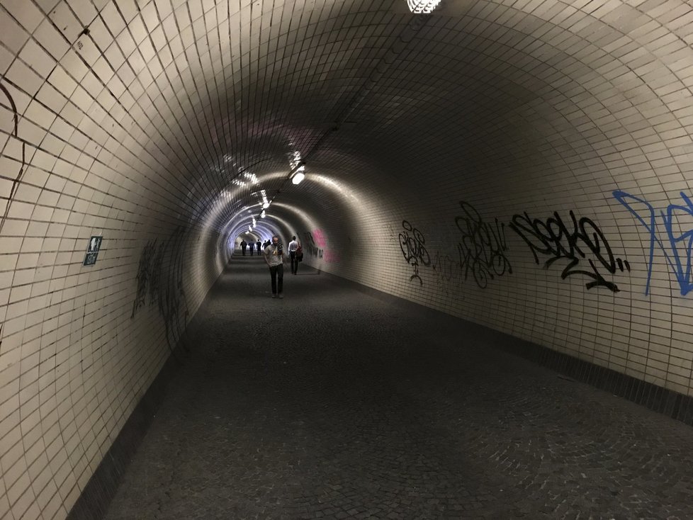 Tunel spojuje Žižkov s Karlínem, hlavně v noci se sem řada lidí bojí jít.
