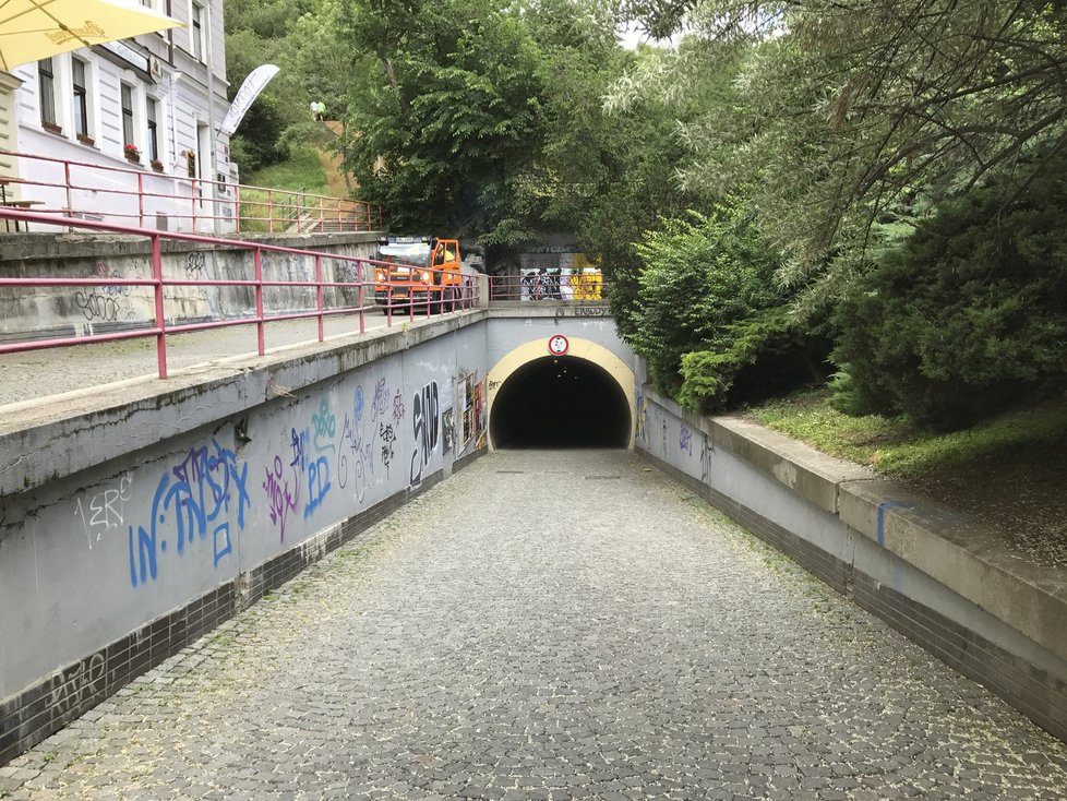 Tunel spojuje Žižkov s Karlínem, hlavně v noci se sem řada lidí bojí jít.