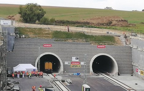 Vjezd do nejdelšího železničního tunelu v Česku.