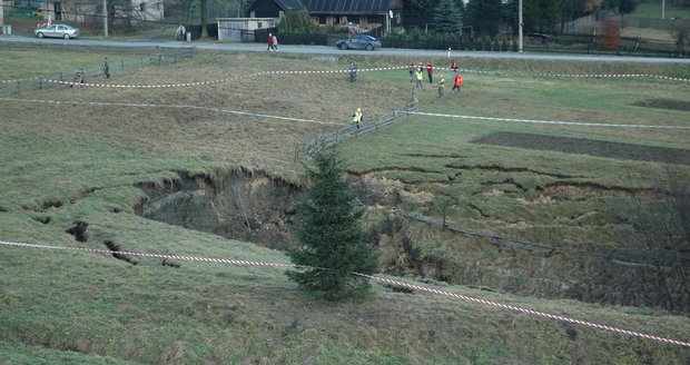 Nedaleko Jablunkova na Frýdecko-Místecku se propadl nově ražený železniční tunel