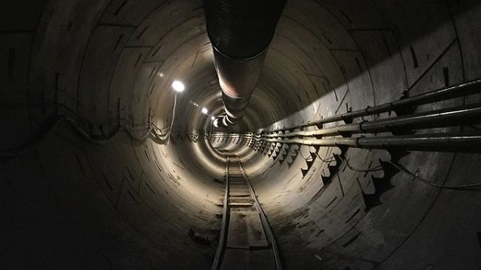 Elon Musk a jeho Boring Company vyvrtali pod Los Angeles prvních 150 m. Tady je fotka tunelu