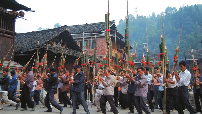 V Čao-singu se každoročně konají soutěže všech tungských vesnic ve hře na lu-šeng - bambusovou píšťalu. Hráči trénují několikrát denně, a tak nás jejich hra ráno budila a večer kolébala ke spánku.