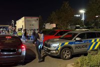 Ilegální sjezd tuningových aut v Praze: Na parkoviště přijelo až tisíc aut a dorazilo zhruba 2500 lidí