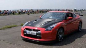 Tento Nissan GTR byl na srazu aut v Panenském Týnci. Je podezření, že je zapleten i do nehody na R7