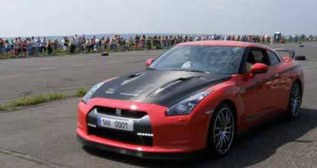 Tento Nissan GTR byl na srazu aut v Panenském Týnci. Je podezření, že je zapleten i do nehody na R7
