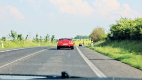 Bratr Igora B. Blesku poskytl fotografi i, kterou pořídil cestou ze srazu do Prahy. Chce dokázat, že se auta nepředjížděla a vítěz závodu jel na čestném místě v čele kolony. „Vavřinec jel celou cestu před námi,“ popsal mladík, který jel v bíločerném Nissanu GTR jako spolujezdec.