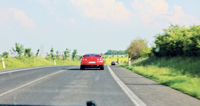 Bratr Igora B. Blesku poskytl fotografi i, kterou pořídil cestou ze srazu do Prahy. Chce dokázat, že se auta nepředjížděla a vítěz závodu jel na čestném místě v čele kolony. „Vavřinec jel celou cestu před námi,“ popsal mladík, který jel v bíločerném Nissanu GTR jako spolujezdec.