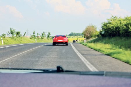 Bratr Igora B. Blesku poskytl fotografi i, kterou pořídil cestou ze srazu do Prahy. Chce dokázat, že se auta nepředjížděla a vítěz závodu jel na čestném místě v čele kolony. „Vavřinec jel celou cestu před námi,“ popsal mladík, který jel v bíločerném Nissanu GTR jako spolujezdec.