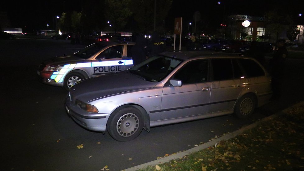 Řidič stříbrného BMW začal najíždět do policistů.