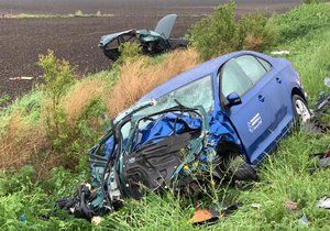 U Přerova nad Labem na Nymbursku se odpoledne srazila dvě osobní auta. Jeden člověk při nehodě zemřel a další dva utrpěli zranění.