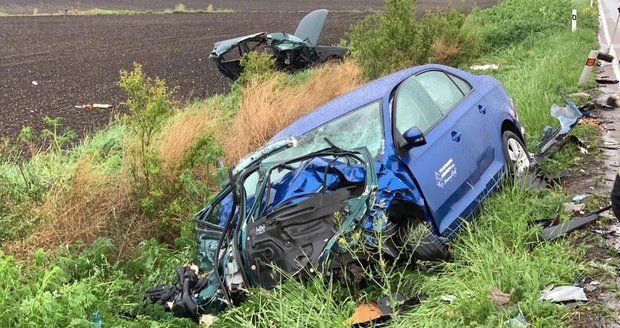 U Přerova nad Labem na Nymbursku se odpoledne srazila dvě osobní auta. Jeden člověk při nehodě zemřel a další dva utrpěli zranění.