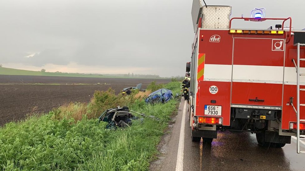 U Přerova nad Labem na Nymbursku se odpoledne srazila dvě osobní auta. Jeden člověk při nehodě zemřel a další dva utrpěli zranění.