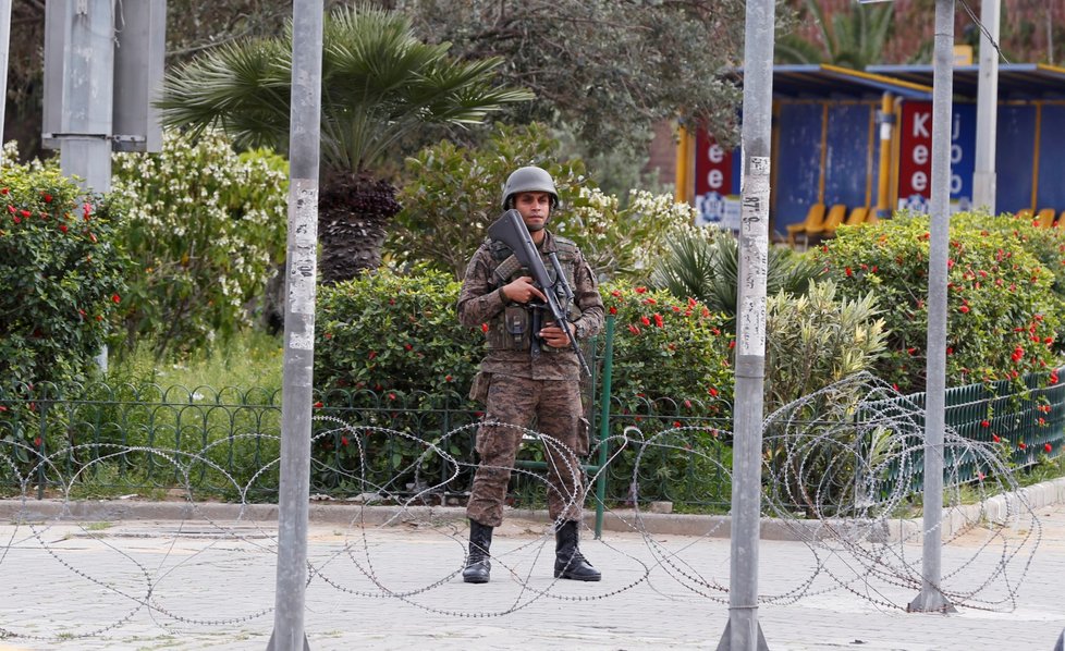 Tuniský prezident v pondělí nařídil armádě, aby hlídala ulice. Lidé mají být zavření doma, aby se zastavilo šíření nemoci. (24. 3. 2020)