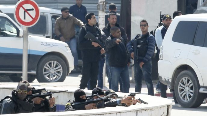 Fotografie z masakru, ke kterému došlo dnes v centru Tunisu