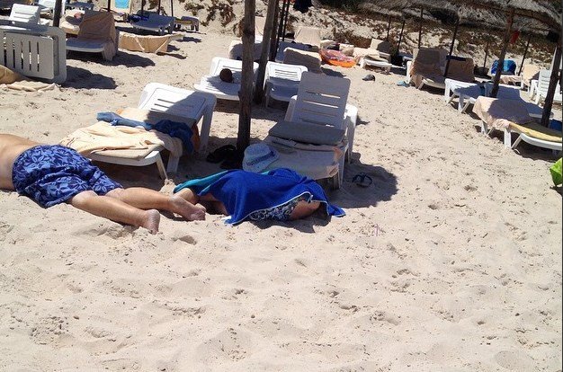 Fotky těl ležících bezvládně na pláži šokovaly svět