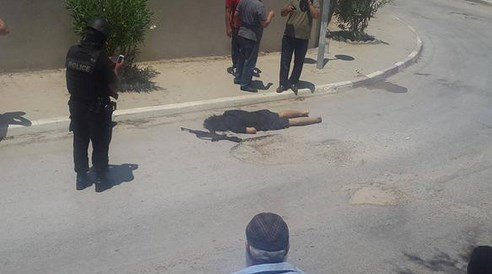 Teror v Tunisu: Na silnici leží údajně jeden z útočníků (jedná se o nepotvrzené foto)