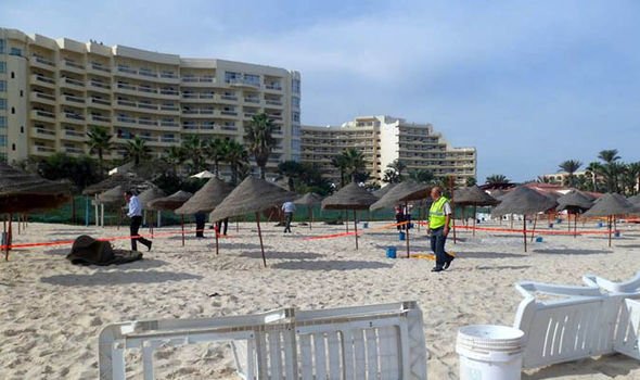 Místo po střelbě na pláži v Tunisu