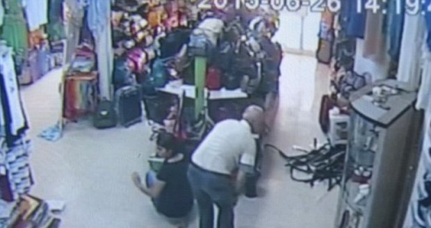 Děsivé video z Tunisu: Turisté se skrývají v obchodě, když jde kolem terorista