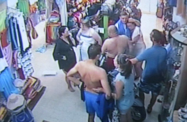Turisté se ve strachu před tuniským teroristou skrývají za suvenýry v obchodě