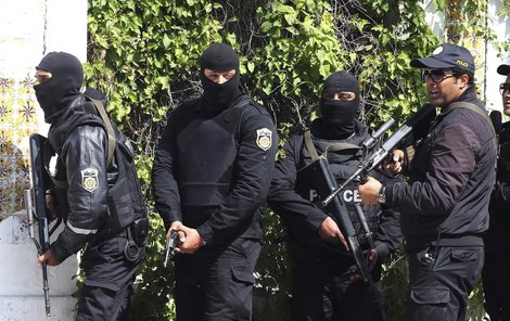 Protiteroristické jednotky zasahují proti ozbrojencům v Tunisu.