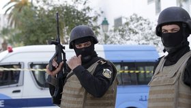 Policisté před muzeem Bardá. Tuniský premiér propustil šest policejních velitelů.