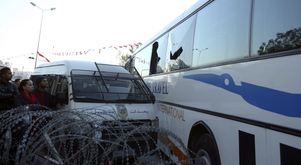 Autobus nese známky střelby.