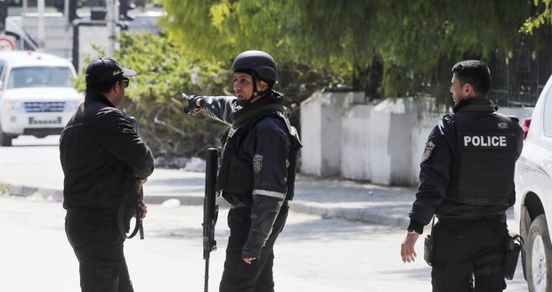 Při útoku neznámých ozbrojenců zahynul ve středu v tuniském letovisku Súsa policista, další dva byli zraněni.