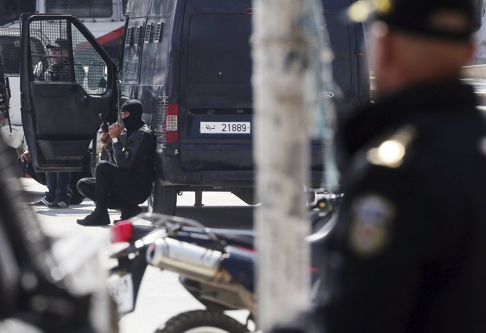 Teroristé zajali v tuniském muzeu Bardo několik lidí, sedm turistů zemřelo!
