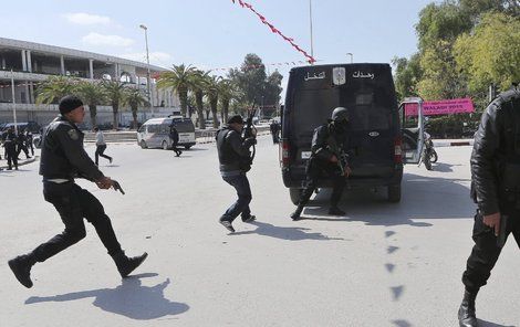 Policie na islamisty zhruba po dvou hodinách zahájila útok.