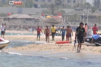 Kalašnikov v ruce, brouzdal ve vodě: Tuniský terorista byl zachycen při klidné procházce po pláži, kde vraždil
