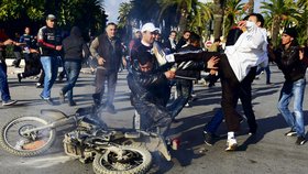 Demonstranti se na tuniské ulici pokoušejí lynčovat policistu, kterého se jim podařilo srazit z motocyklu