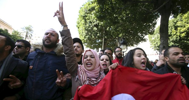 Téměř každý druhý mladý obyvatel chudších lokalit v Tunisku uvažuje o odchodu ze země.