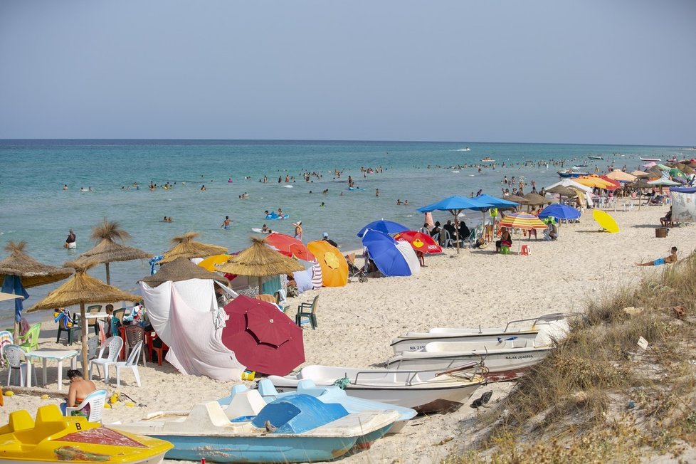 Koronavirus v Tunisku: Tunisané tráví volný čas na plážích poté, co se pomalu rozvolňují protiepidemická opatření (24.8.2021)