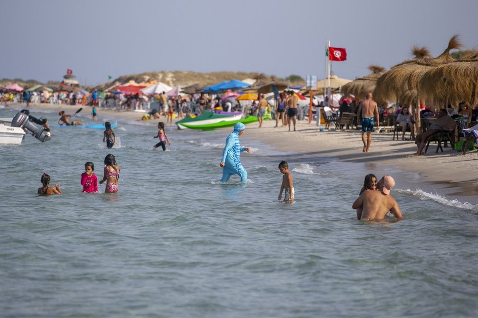 Koronavirus v Tunisku: Tunisané tráví volný čas na plážích poté, co se pomalu rozvolňují protiepidemická opatření (24.8.2021)