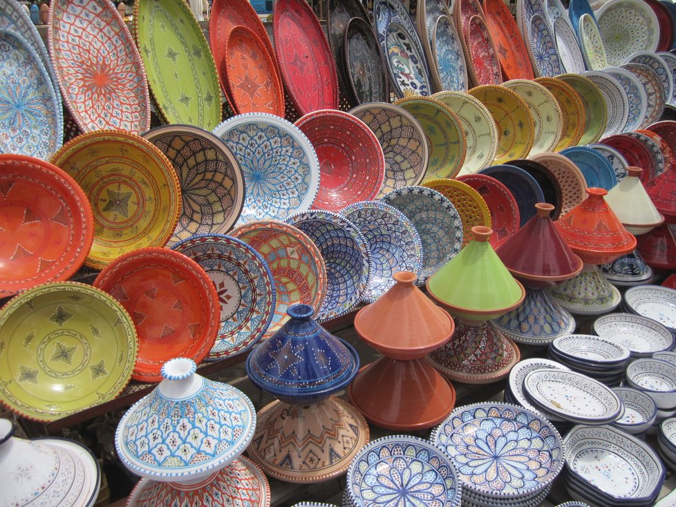 Léto uprostřed zimy najdete v Tunisku, láká plážemi i orientálním vnitrozemím... Jako dárek si z tržišť můžete přivézt barevnou keramiku.