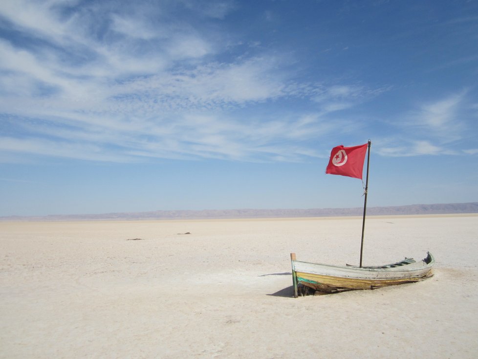 Léto uprostřed zimy najdete v Tunisku, láká plážemi i orientálním vnitrozemím... Největší solné jezero Severní Afriky Chott el Jerid zabírá 5 000 km2. Konají se na něm závody plachetnic, které však nejezdí po vodě, ale na kolečkách.