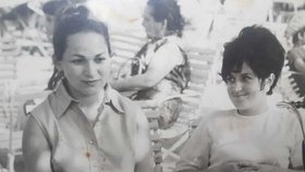 Matka Samii Jedidové (vpravo) s neznámou ženou