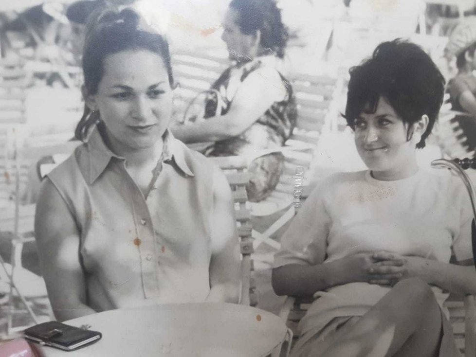 Matka Samii Jedidové (vpravo) s neznámou ženou