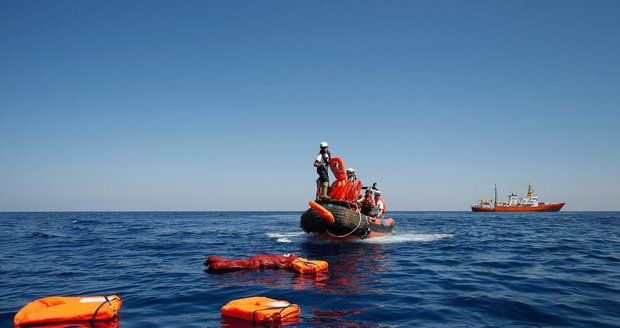 U Tuniska se potopila loď s migranty. Záchranáři vytáhli z vody jen tři živé