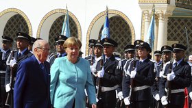 Tuniský prezident Beji Caid Essebsi s německou kancléřkou Angelou Merkelovou v prezidentském paláci v Tunisu