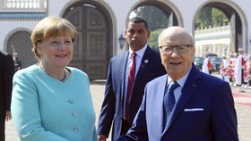 Tuniský prezident Beji Caid Essebsi s německou kancléřkou Angelou Merkelovou v prezidentském paláci v Tunisu