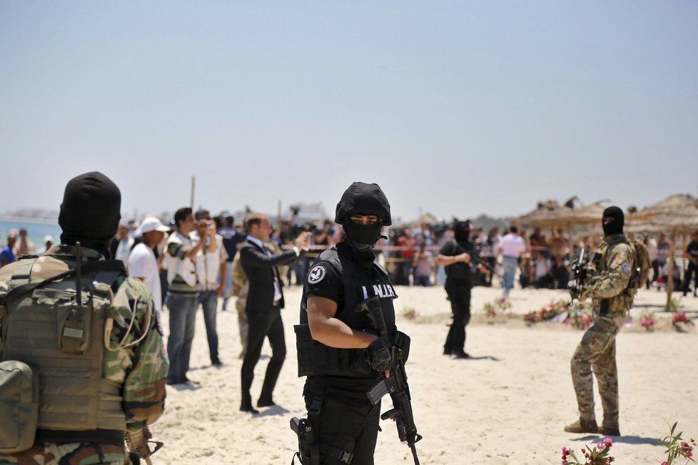 Po teroru v Sousse na tuniských plážích hlídkují tuniští policisté i vojáci.