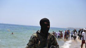 Po teroru v Súse na tuniských plážích hlídkují tuniští policisté i vojáci.