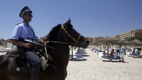 Po teroru v Sousse na tuniských plážích hlídkují tuniští policisté i vojáci.