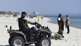 Po teroru v Sousse na tuniských plážích hlídkují tuniští policisté i vojáci.